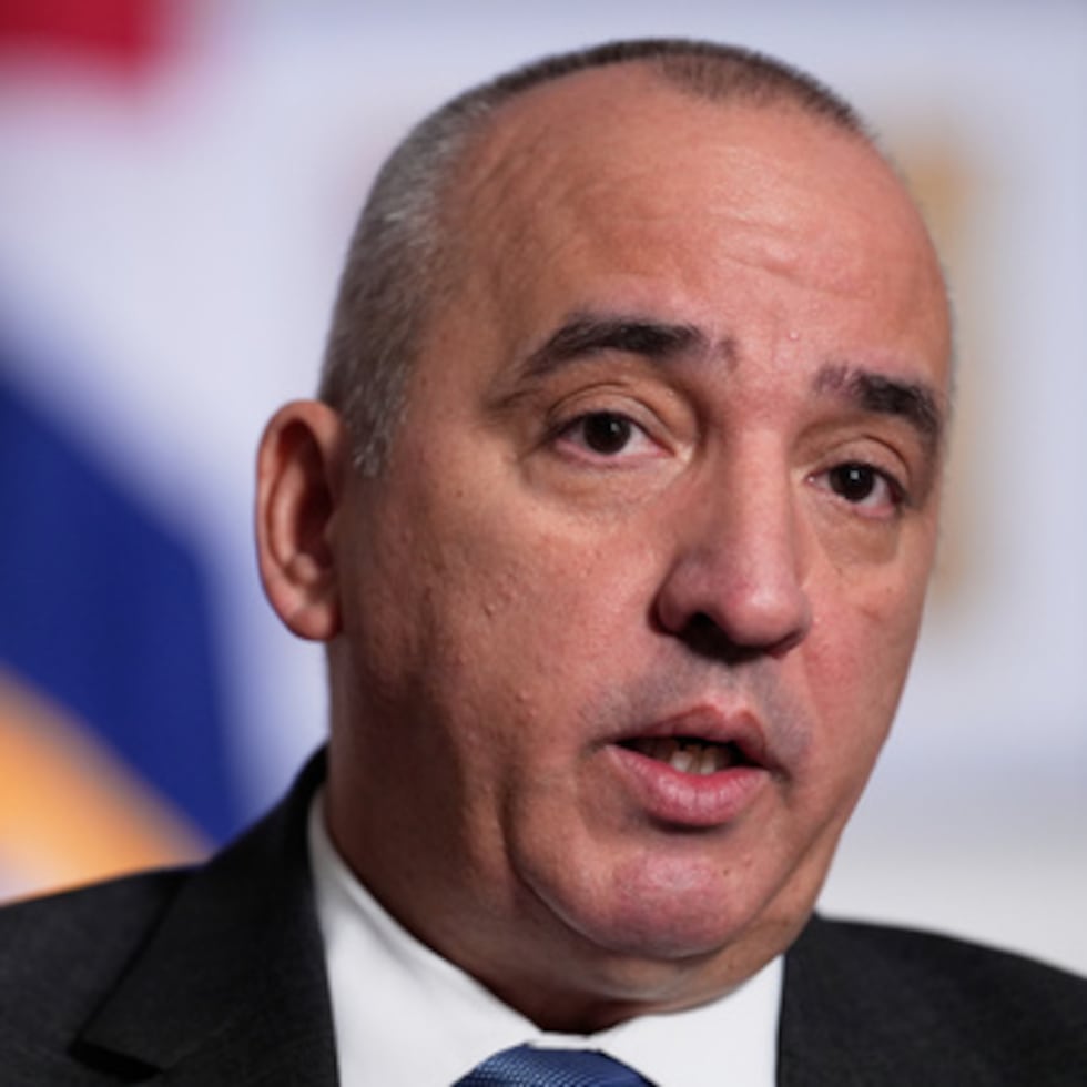 ARCHIVO - Ernesto Soberón Guzmán, embajador de Cuba ante las Naciones Unidas, habla con los periodistas en Nueva York, el jueves 23 de abril de 2026. (Foto AP/Seth Wenig, archivo)