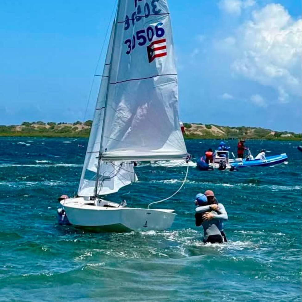 Ramón González y Virginia Carrero celebran su medalla de oro en Dinghy Regional de Dos Personas Mixto.
