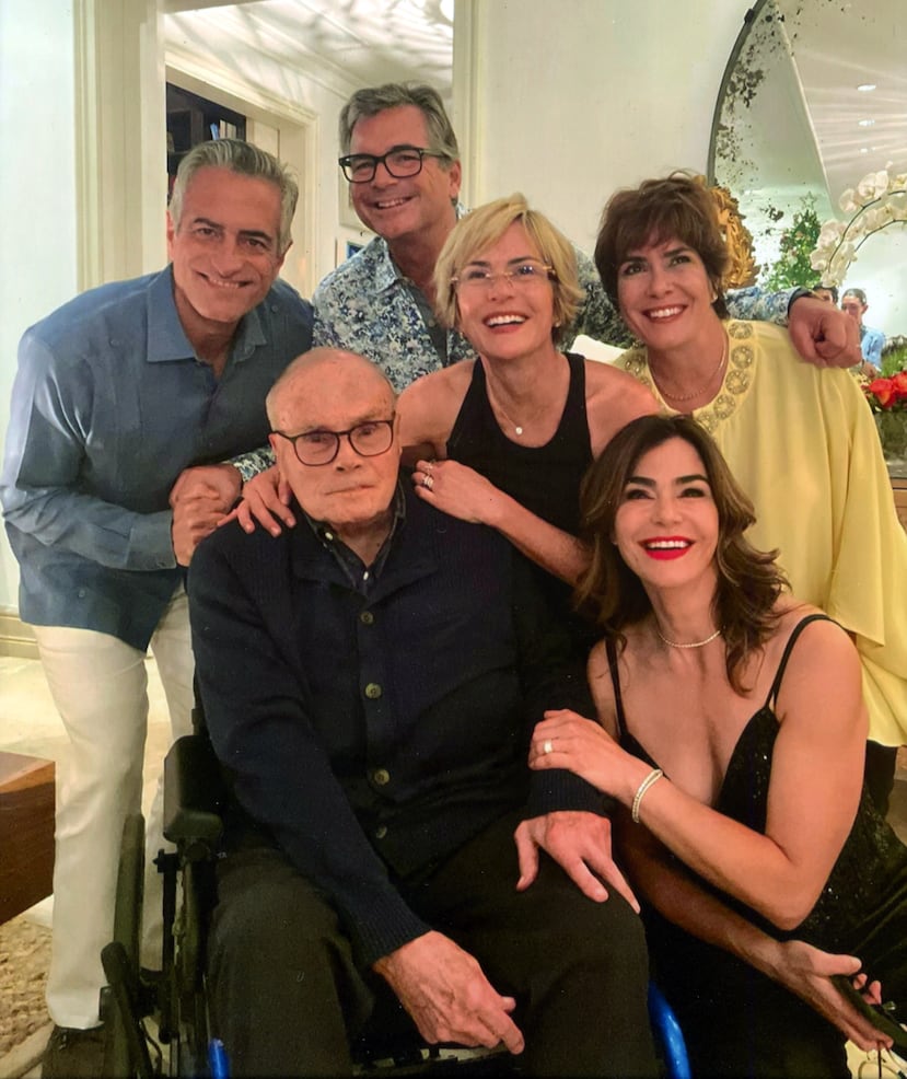 Don Antonio Luis, en el centro, junto a sus cinco hijos. Desde la izquierda, Luis Alberto, Antonio Luis, María Luisa, María Eugenia y Loren Ferré Rangel.