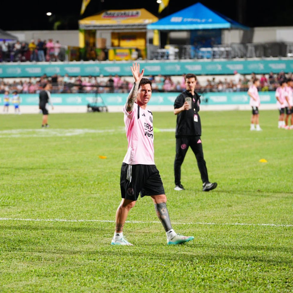 Lionel Messi agradece a las gradas.