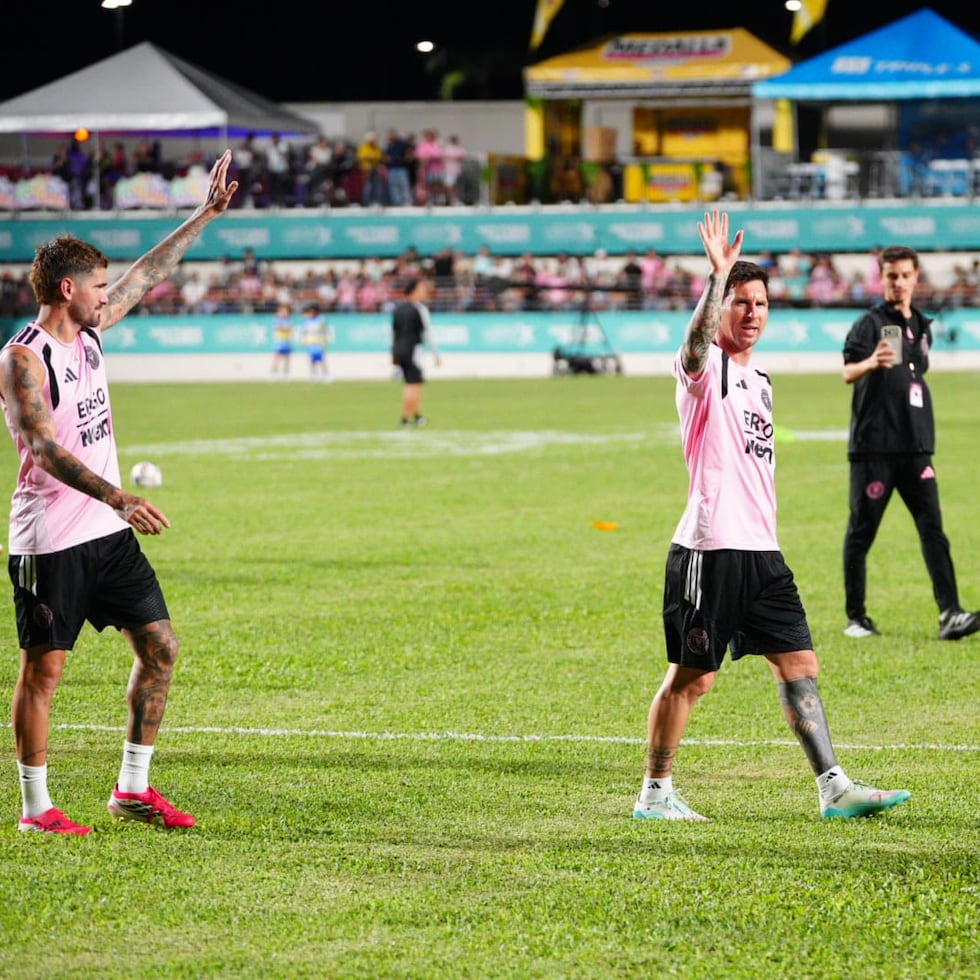 Messi -al centro- saluda a la afición boricua que fue verle entrenar en el Juan Ramón Loubriel.