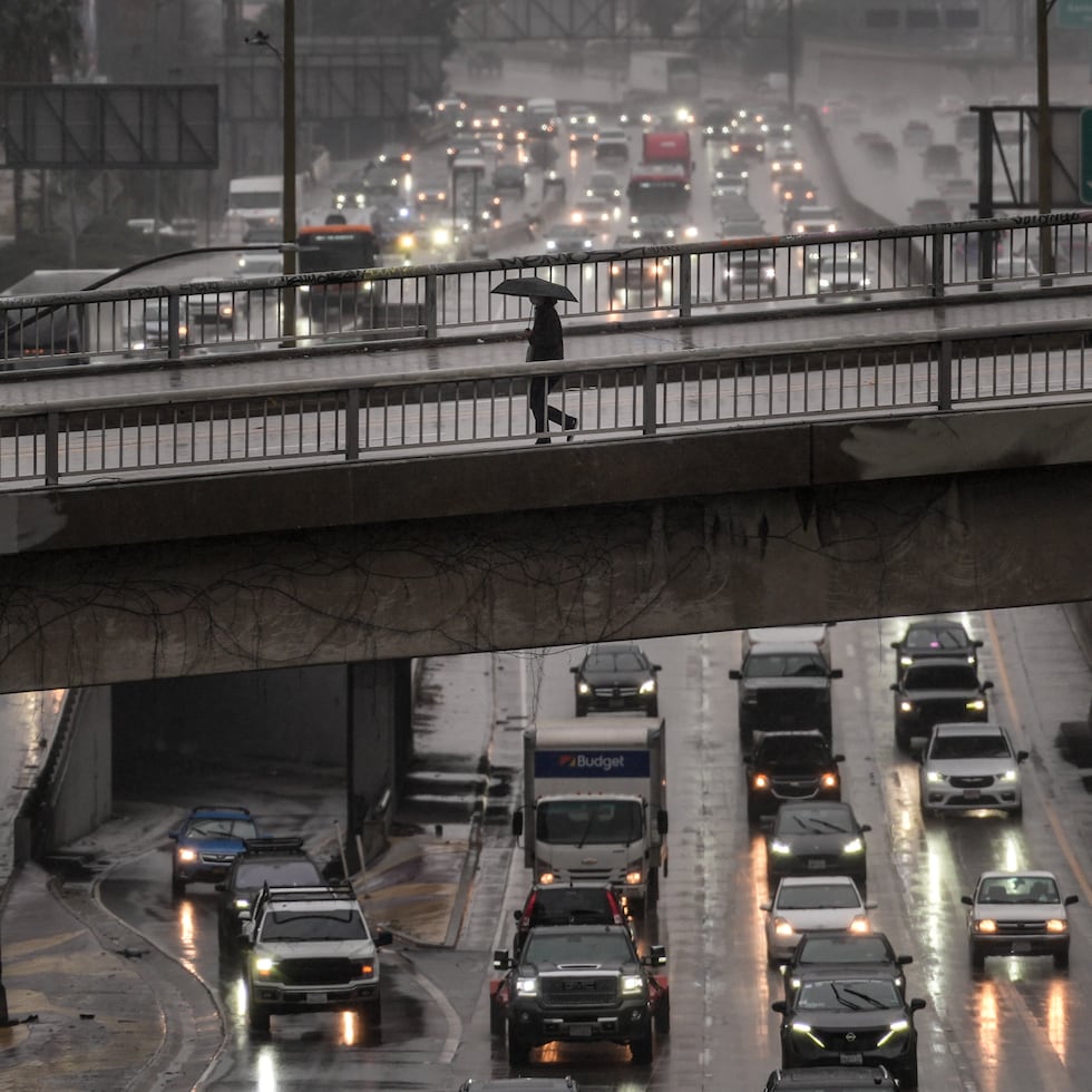 Más de cuatro pulgadas de lluvia cayeron sobre la costa del condado Santa Bárbara temprano en el día a medida que la tormenta se desplazaba hacia el sur, en dirección a Los Ángeles, según el Servicio Nacional de Meteorología (SNM).