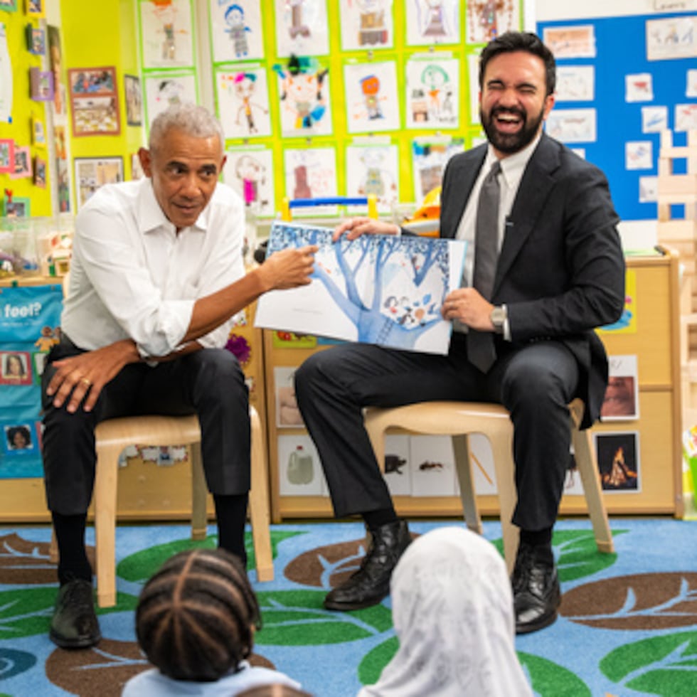 El expresidente Barack Obama y el alcalde Zohran Mamdani leen un libro a los niños del Learning Through Play Pre-K en Nueva York.