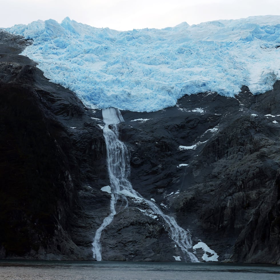 Entre las lagunas identificadas con riesgo muy alto de desborde, la que mayor peligro representa es la Laguna Parón, de origen glaciar y ubicada a 13,780 pies de altura en la Cordillera Blanca.