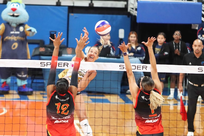 Helena Grozer, de las Cangrejas, completa un ataque contra las Valencianas.