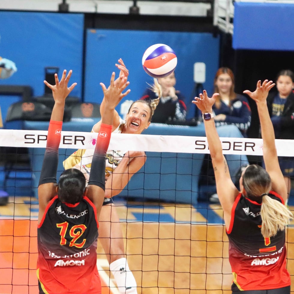 Las Cangrejeras realizan gestiones con la federación checa para extender la participación de la jugadora refuerzo Helena Grozer, en la foto atacando, más allá del 3 de mayo, fecha en que vencen las cartas de transferencia de este tipo de jugadoras.