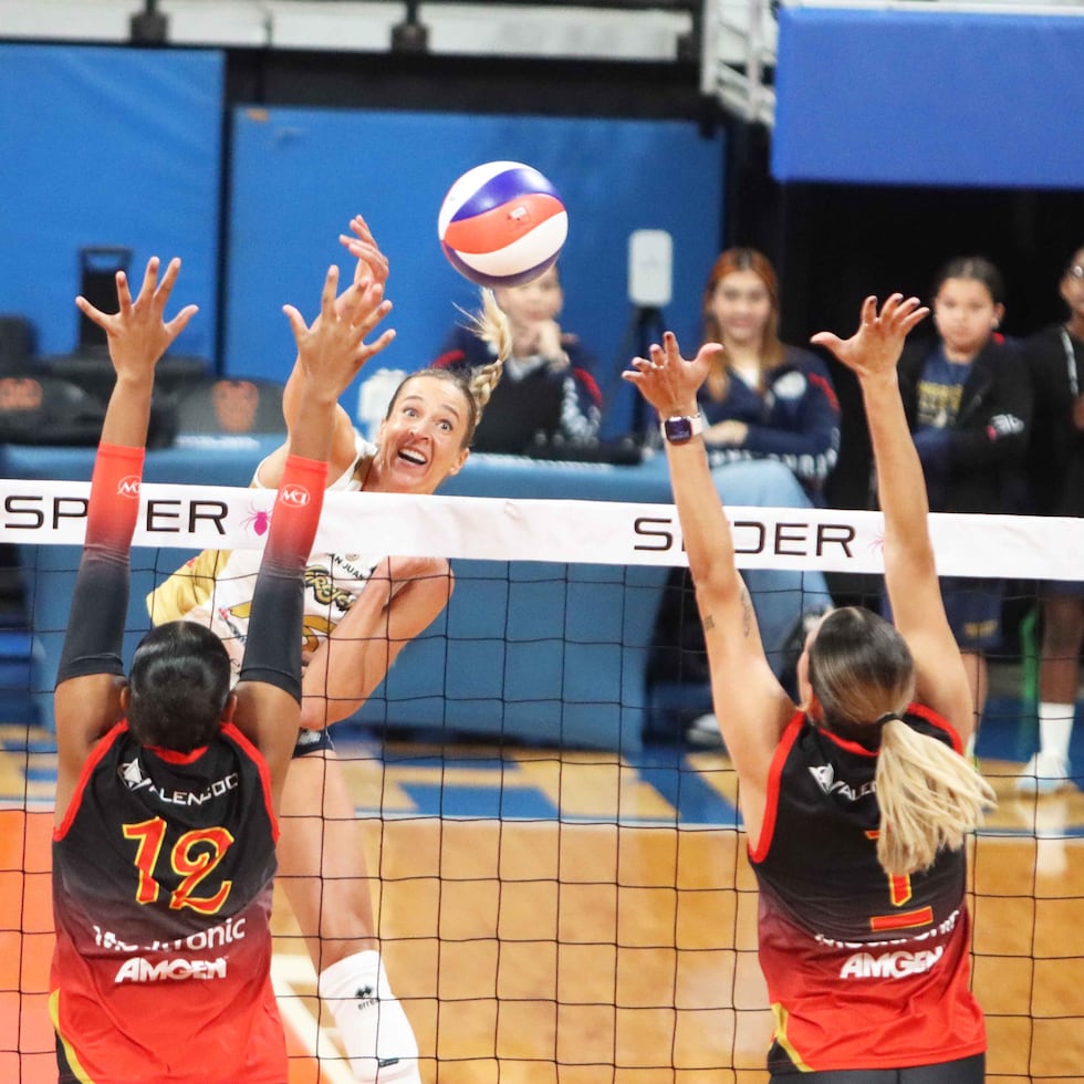 Helena Grozer, de las Cangrejas, completa un ataque contra las Valencianas.