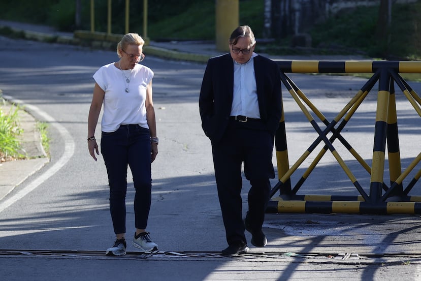 La hija del líder opositor Edmundo González Urrutia, Mariana González, camina junto a su abogado frente al centro penitenciario Rodeo I en Caracas.