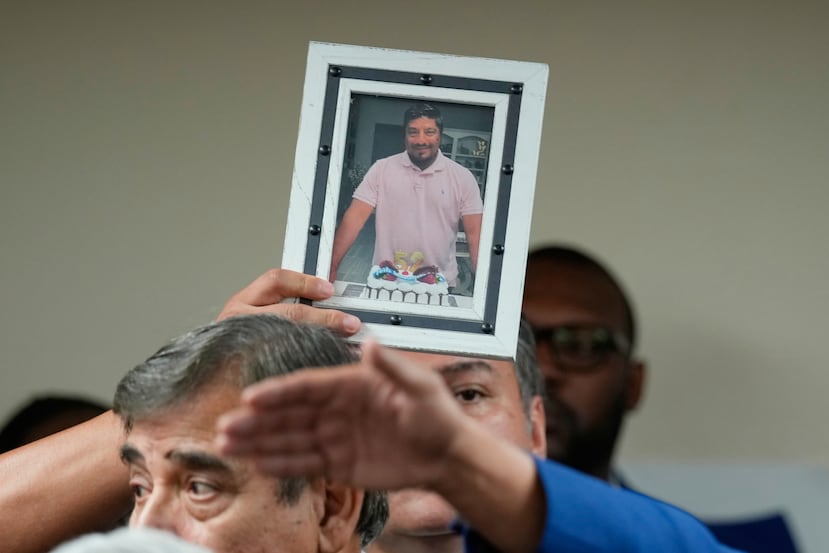 Una fotografía de Lorenzo Salgado Araujo es pasada al frente durante una conferencia de prensa el miércoles 8 de julio.