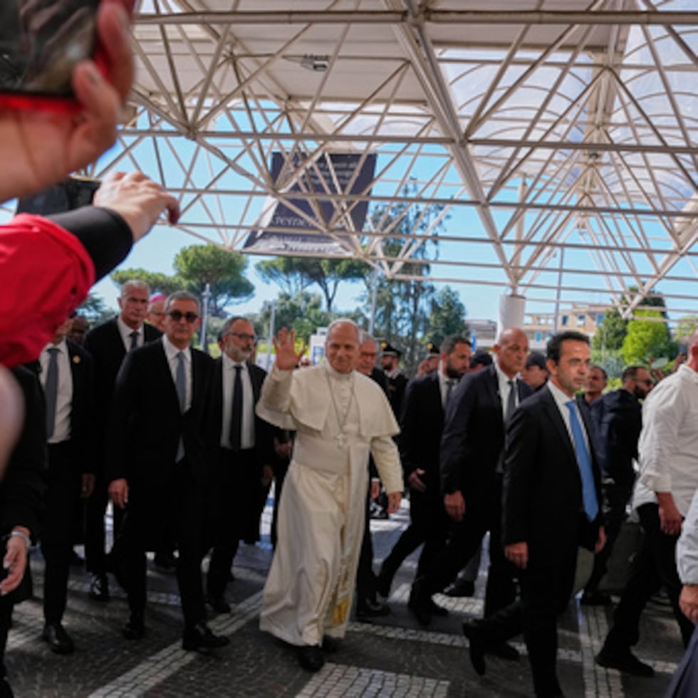 El papa León XIV llega este martes, 13 de octubre de 2026, a la Policlínica Agostino Gemelli de Roma, donde los médicos tienen previsto extirparle un nódulo pulmonar. (Foto AP/Alessandra Tarantino)