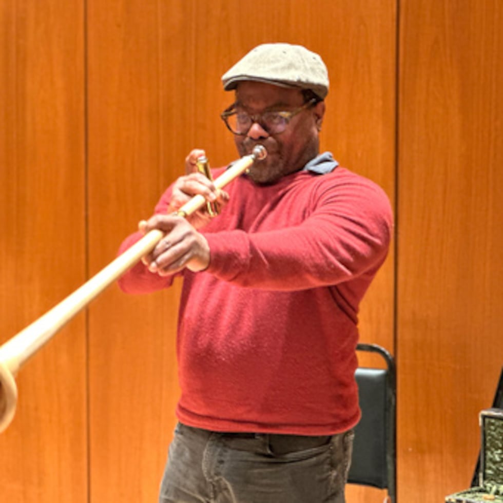 El trompetista principal de la Metropolitan Opera Orchestra Billy R. Hunter Jr. practica con una holztrompete, una trompa de madera especificada por Richard Wagner para el tercer acto de "Tristan und Isolde", en la Metropolitan Opera de Nueva York el 28 de febrero de 2026. (AP Photo/Ron Blum)