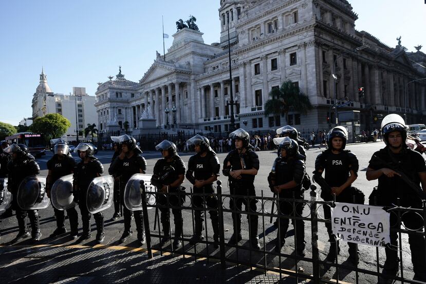 La policía resguarda el Congreso donde se aprobó en general la reforma del presidente Javier Milei por la Cámara de Diputados en Buenos Aires, Argentina.