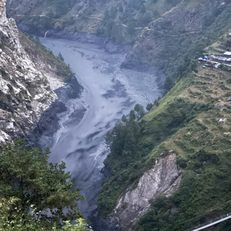 En esta fotografía facilitada por el Ejército de Nepal, se ve el río Budhi Gandaki, en el centro-norte de Nepal, crecido, el domingo 11 de octubre de 2026. (Ejército de Nepal a través de AP)