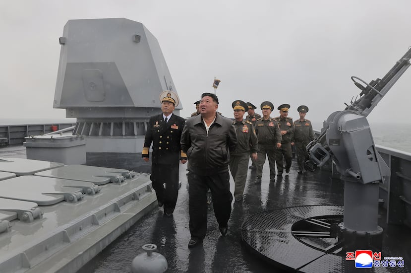 En esta imagen difundida el 8 de mayo de 2026 por el gobierno norcoreano, el mandatario de Corea del Norte Kim Jong Un, al centro, visita el destructor Choe Hyon para revisar su capacidad de maniobra, el jueves 7 de mayo de 2026, frente a la costa occidental norcoreana. (Agencia Central de Noticias de Corea vía AP)