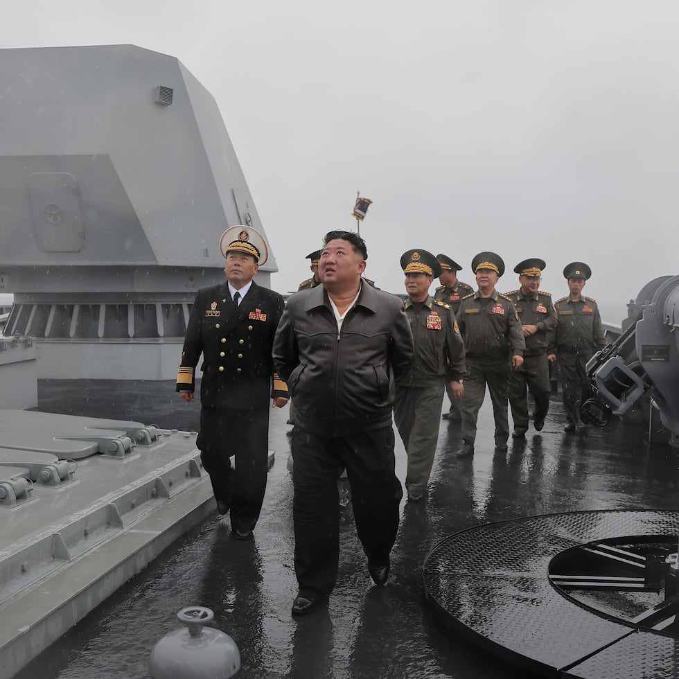 En esta imagen difundida el 8 de mayo de 2026 por el gobierno norcoreano, el mandatario de Corea del Norte Kim Jong Un, al centro, visita el destructor Choe Hyon para revisar su capacidad de maniobra fente a la costa occidental norcoreana.
