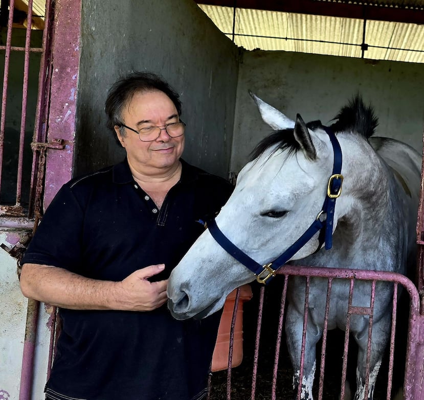 Waldemar Rodríguez, propietario de Casta Diva, junto a su destacada yegua, una de las principales figuras del hipismo puertorriqueño.