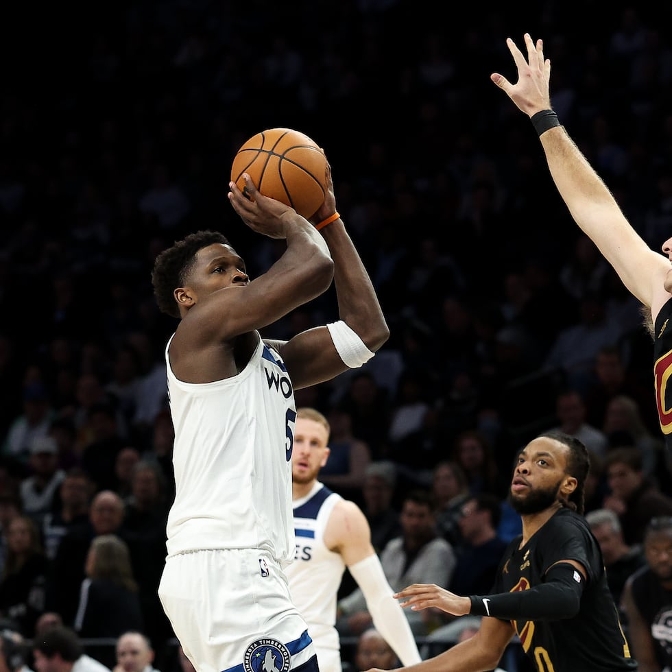 Anthony Edwards, de los Timberwolves, tira al canasto frente a Sam Merrill, de los Cavaliers.
