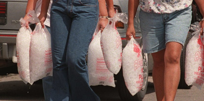 Carlos Crespo, dueño de Crespo Ice Plant, analiza si le aumenta una peseta al costo de la bolsa de hielo. (Archivo)
