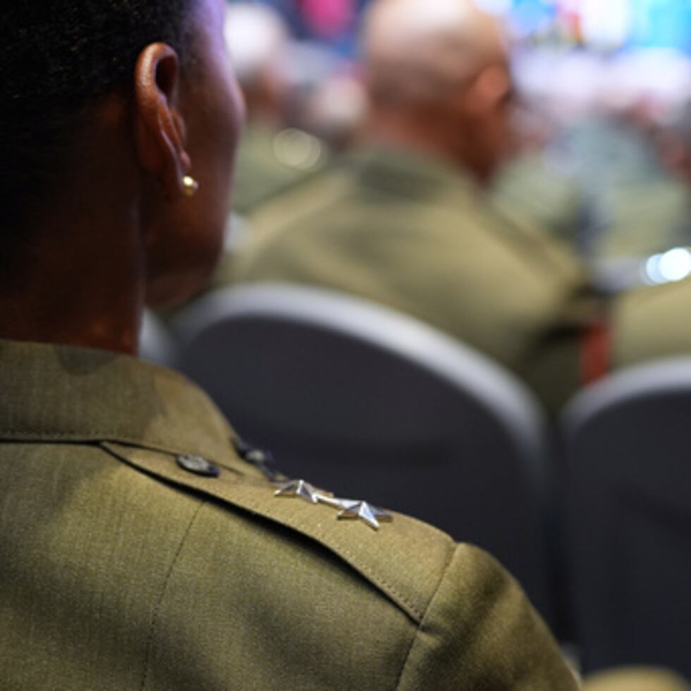 Los medios alegan que la política amenaza con castigarlos por actividades de recopilación de noticias protegidas por la Primera Enmienda.