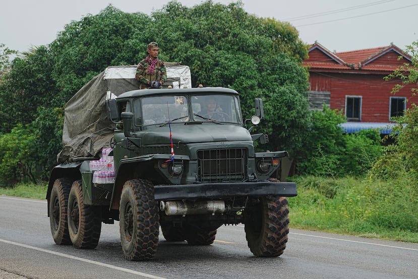 Un vehículo militar camboyano transporta un lanzacohetes en la provincia de Oddar Meanchey, Camboya, el sábado 26 de julio de 2025, mientras los combates fronterizos entre Tailandia y Camboya entraban en su tercer día, lo que aumentaba los temores de un conflicto prolongado.