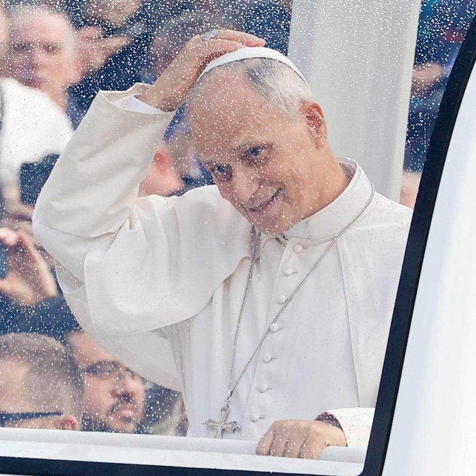 Se vuelve a subir al papamóvil tras su operación.