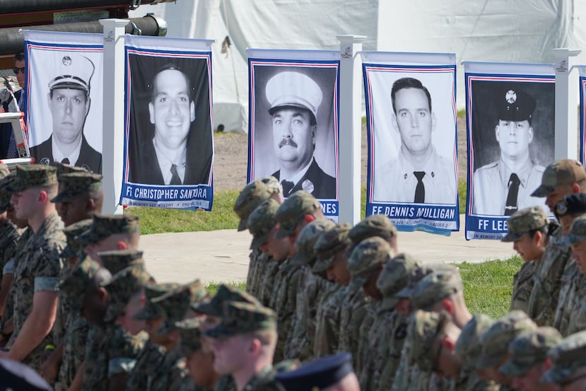 Soldados inclinan la cabeza durante la invocación en el evento de la Fundación Tunnel to Towers con motivo del 25.º aniversario del 11-S, en la Elipse, cerca de la Casa Blanca en Washington, el martes 8 de septiembre de 2026. (Foto AP/Mark Schiefelbein)
