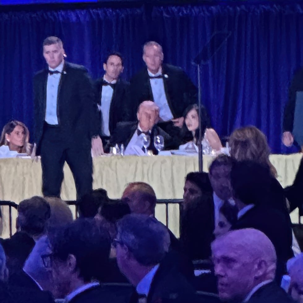 La seguridad y la cobertura se mezclaron mientras algunos de los reporteros y editores más influyentes del país trataban de entender qué se estaba desarrollando frente a ellos.