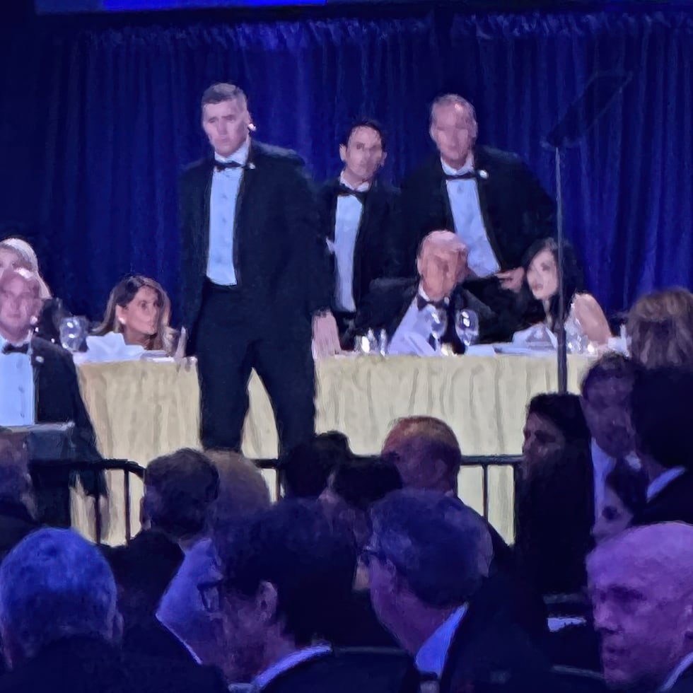 Agentes del Servicio Secreto rodean al presidente Donald Trump tras un tiroteo fuera del salón durante la Cena de Corresponsales de la Casa Blanca, el sábado 25 de abril de 2026, en Washington. (Foto AP/Alex Brandon)