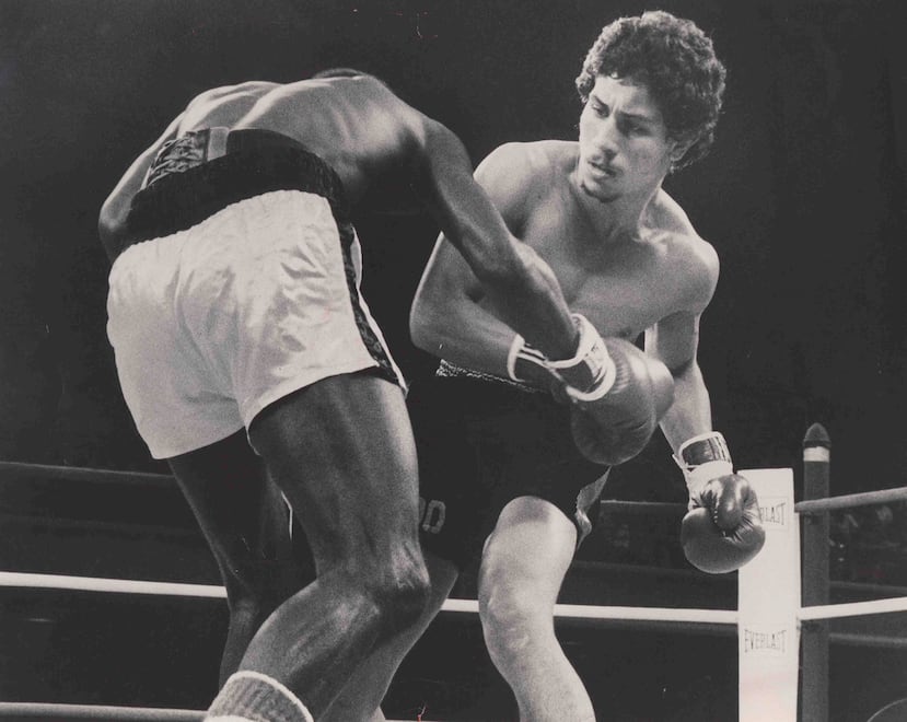 Wilfredo Gómez se apresta a derrumbar a Cornell Hall en lo que fue apenas su décima pelea profesional, disputada en 1976 en San Juan. (Archivo)