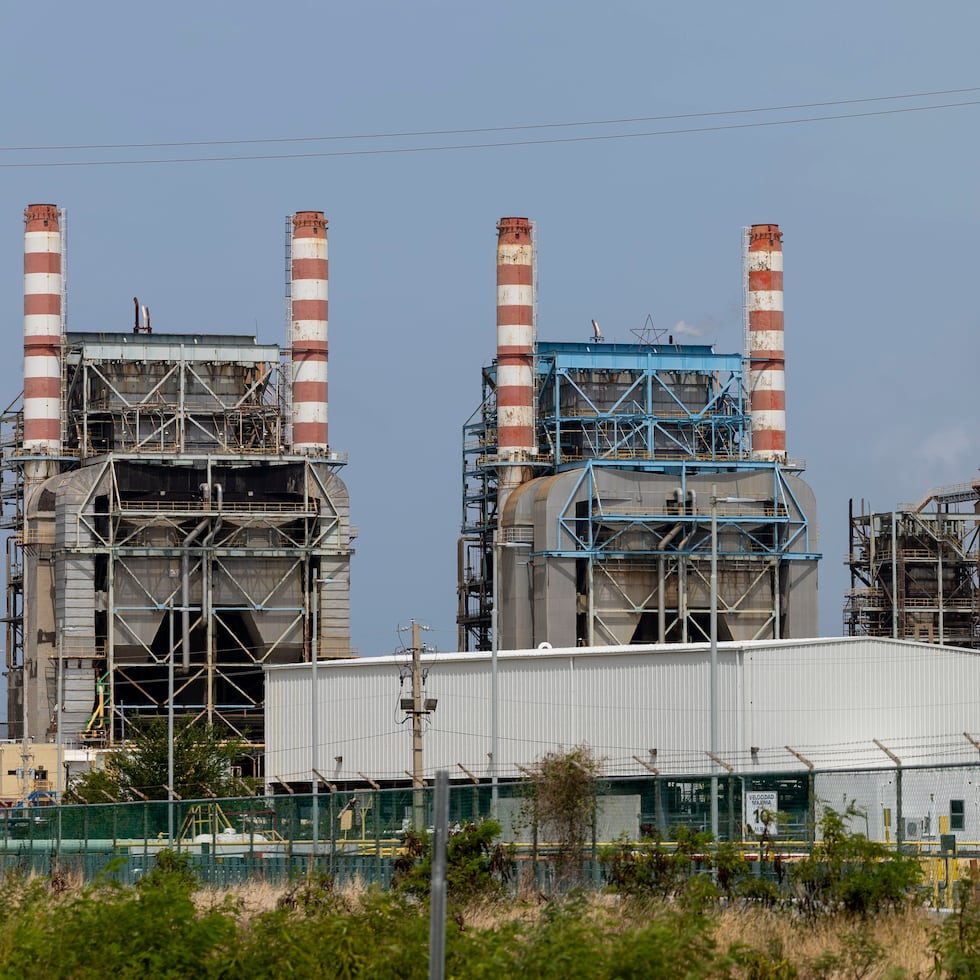 Arriba, una foto de archivo de la central Costa Sur.