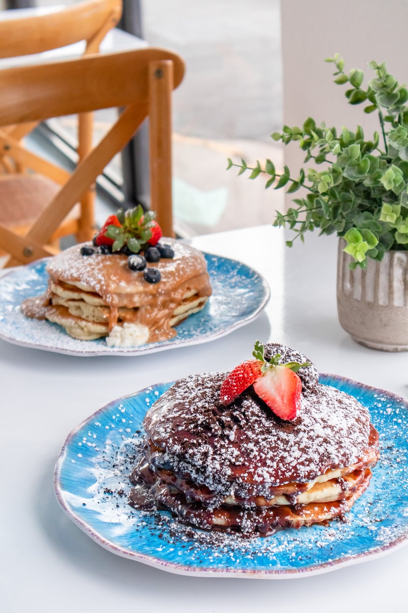 Arriba, pancakes con dulce de leche y, abajo, pancakes con crema de Oreo, de Lelas Eatery, en Ocean Park.