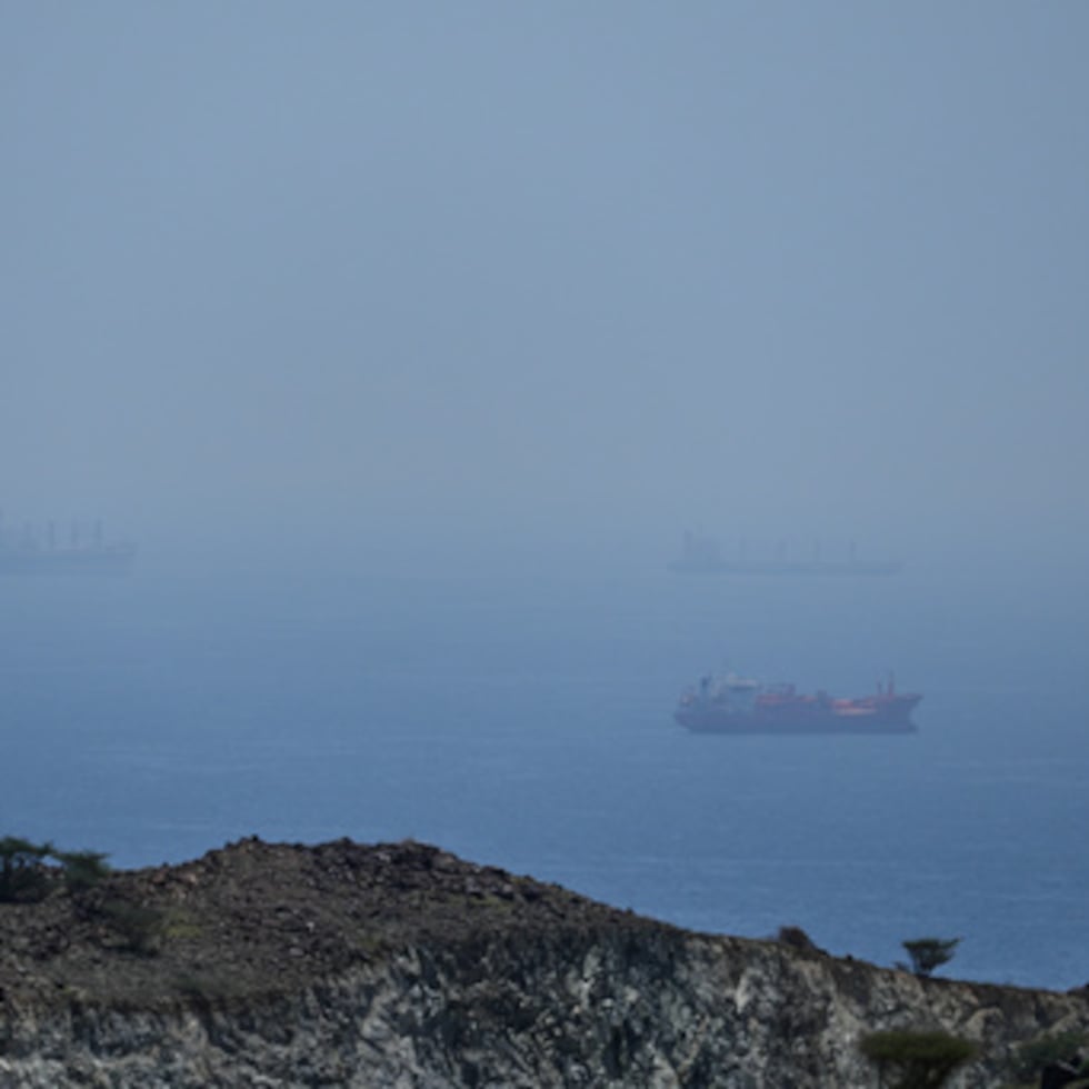 Petroleros y cargueros fondeados en el estrecho de Ormuz.
