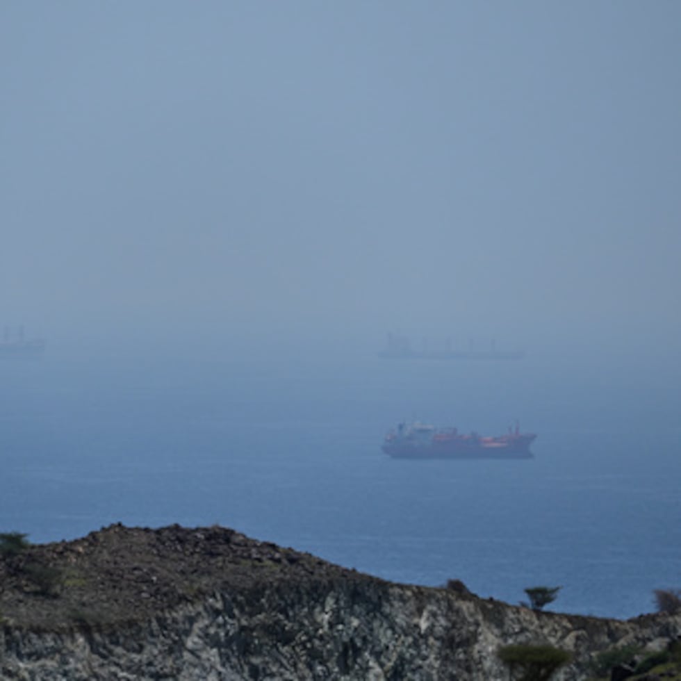 Petroleros y cargueros fondeados en el estrecho de Ormuz.