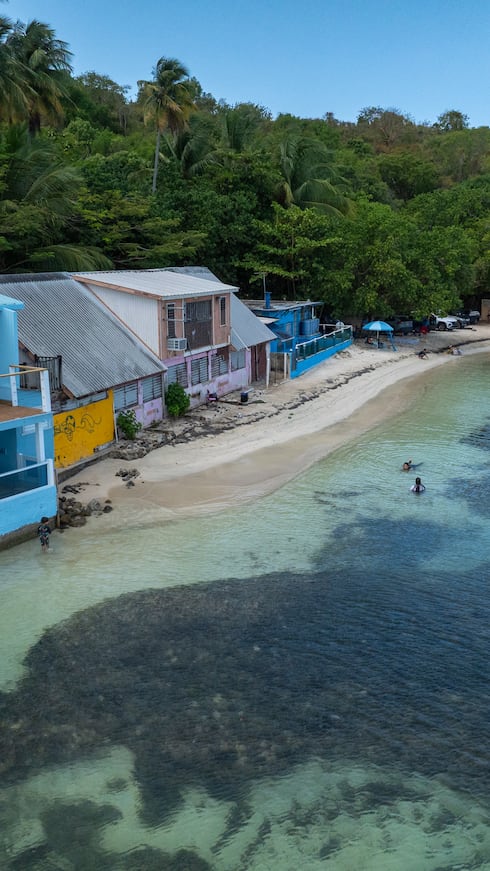 Esta vista aérea de la parte sur de la playa Buyé, en Cabo Rojo, muestra el avance de la erosión costera y las casas construidas hace décadas en zona marítimo terrestre.