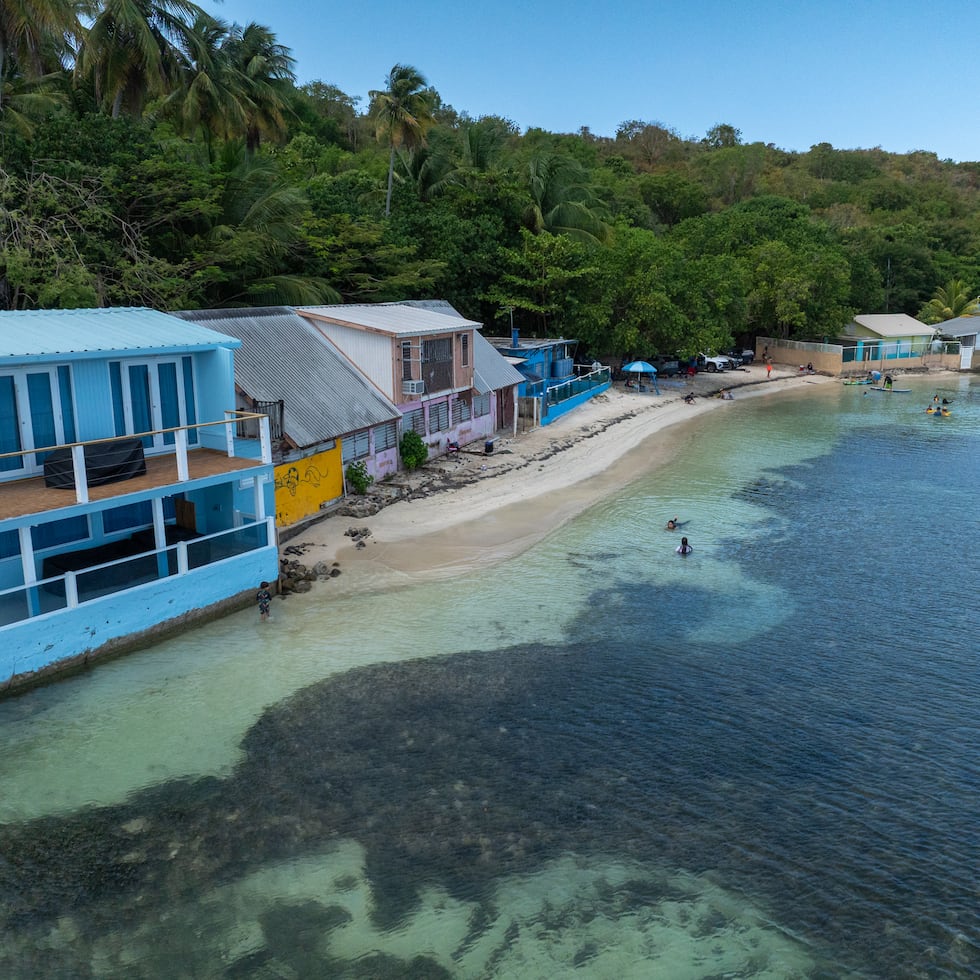 Esta vista aérea de la parte sur de la playa Buyé, en Cabo Rojo, muestra el avance de la erosión costera y las casas construidas hace décadas en zona marítimo terrestre.
