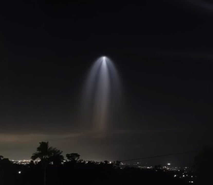 Destello provocado por el cohete Falcon 9 de SpaceX en la noche del 27 de febrero de 2023.