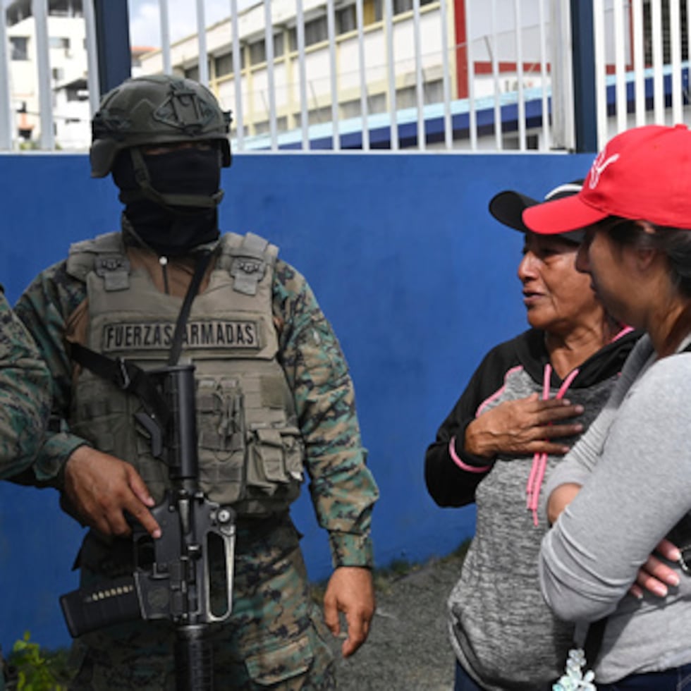 Unas mujeres buscan información sobre la llegada prevista de sus familiares, que viajaban a bordo del "María Candelaria", que fue interceptado dos días antes por las autoridades estadounidenses por sospecha de presunto tráfico de drogas.