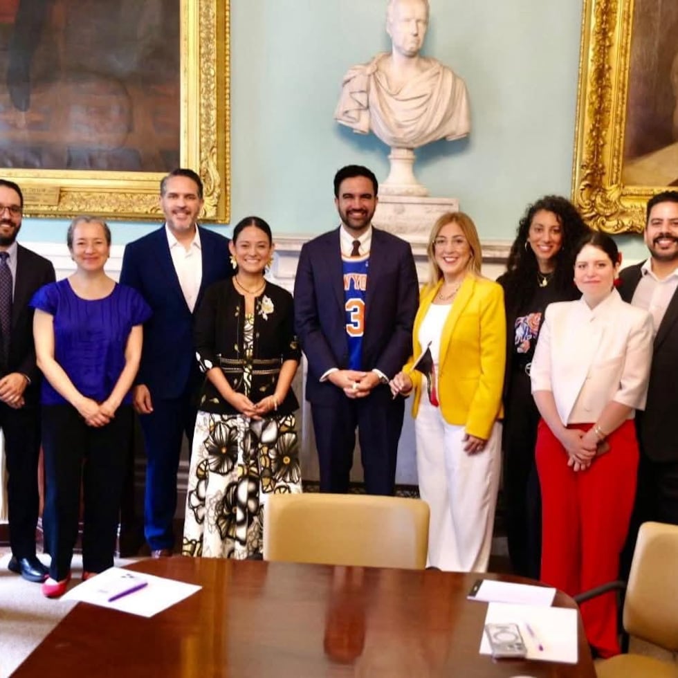 El alcalde Zohran Mamdani (al centro), por vez primera, encabezó la bienvenida al Desfile Nacional Puertorriqueño de Nueva York.