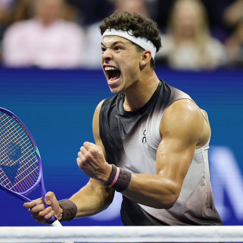 Ben Shelton, de Estados Unidos, celebra tras ganar un punto en el quinto set ante el español Carlos Alcaraz durante los cuartos de final del Abierto de Estados Unidos, en la madrugada del miércoles.