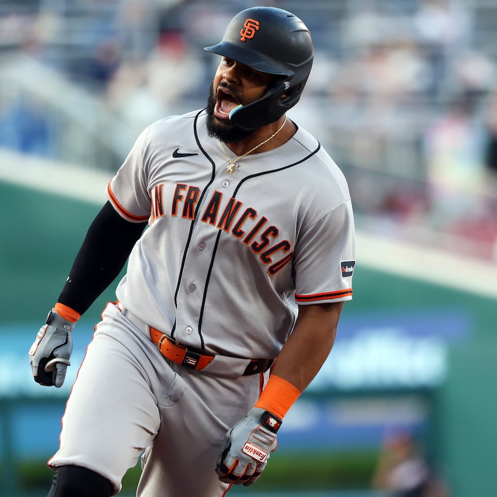 Heliot Ramos, de los Giants de San Francisco, celebra después de batear un cuadrangular durante la segunda entrada ante los Nationals.