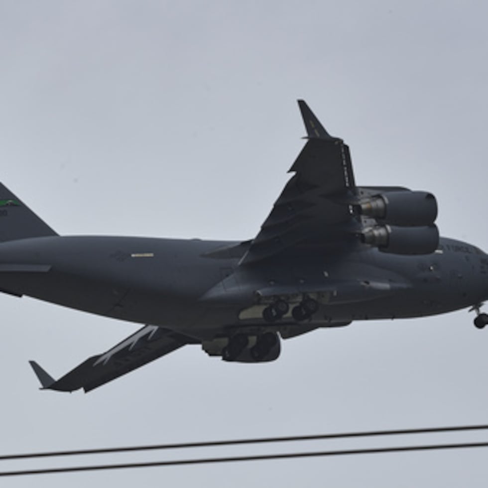 Un avión de transporte Boeing C-17 Globemaster III de la Fuerza Aérea estadounidense se prepara para aterrizar en una base aérea en Pakistán, antes de la segunda ronda de negociaciones entre Estados Unidos e Irán.