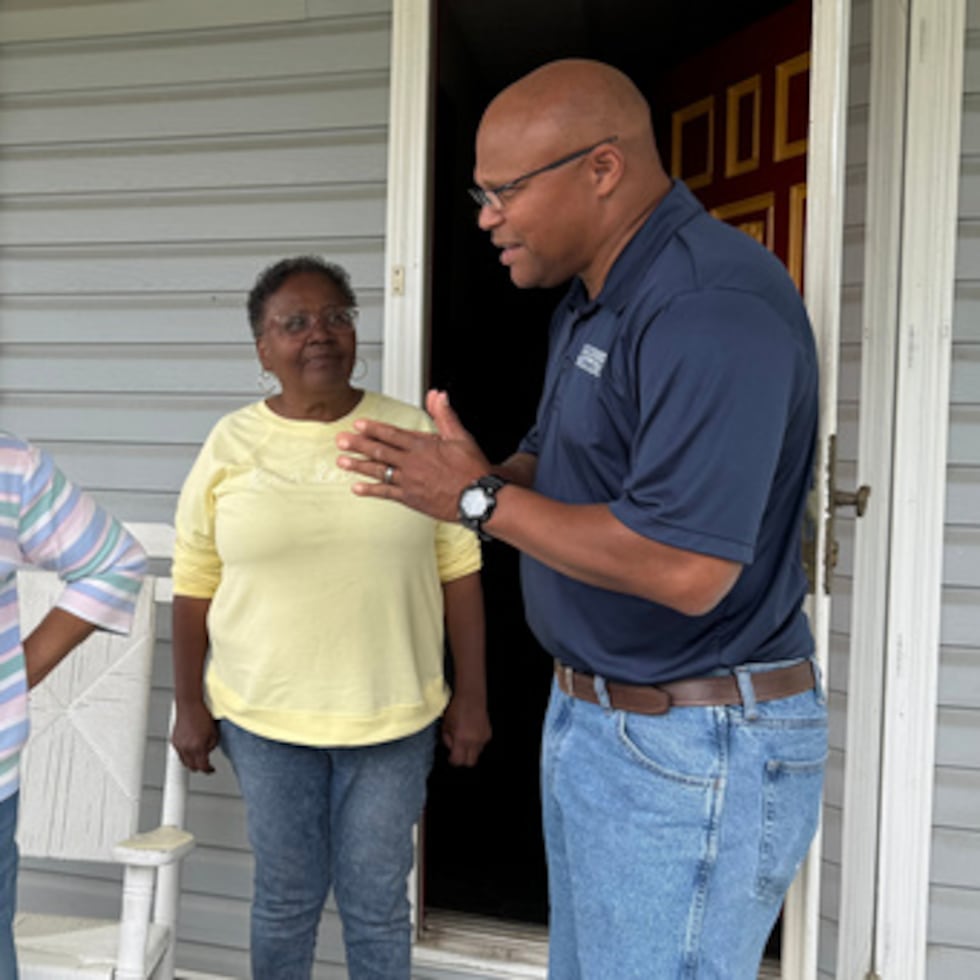 El candidato demócrata a la Cámara de Representantes Shawn Harris habla con los votantes en Rome, Georgia, el jueves 26 de marzo de 2026. (AP Photo/Charlotte Kramon)