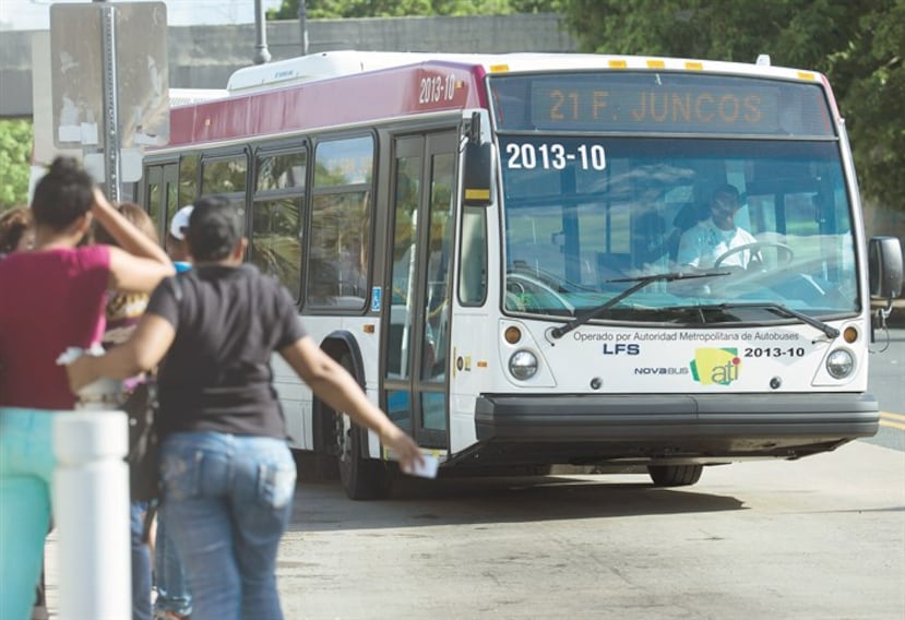 Utiliza el transporte público, camina o usa la bicicleta para reducir las emisiones de carbono.