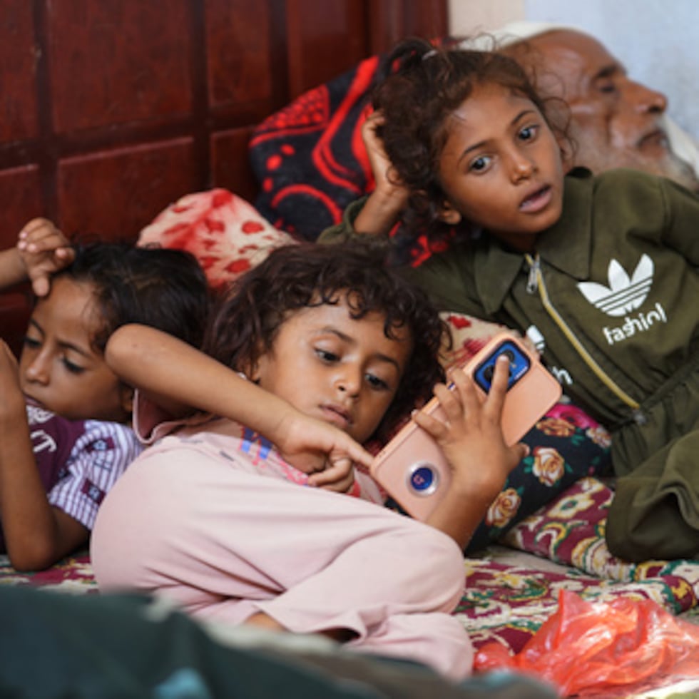Unos desplazados yemeníes descansan en un refugio temporal en el barrio de Dar Saad, en Adén (Yemen), el sábado 12 de septiembre, tras huir de los ataques hutíes en las ciudades costeras occidentales de al-Khokha y Mokha.