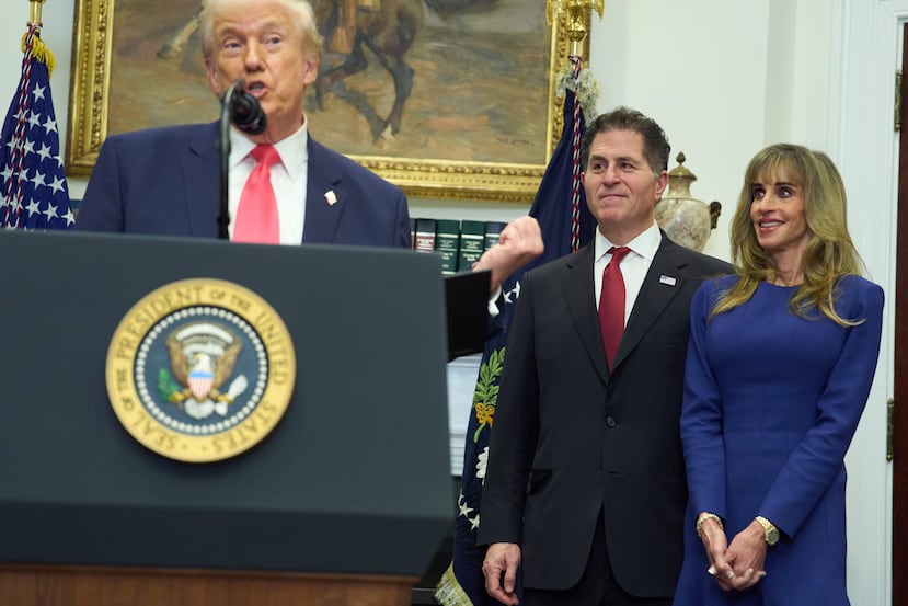 Michael Dell y su esposa Susan escuchan al presidente Donald Trump.