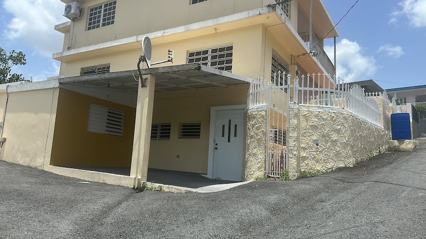 En los bajos de esta casa amarilla en el sector Quebrada Arenas, en Caguas, vivía la enfermera Jennifer Torres Castro. Allí apareció sin vida el miércoles, 24 de junio.