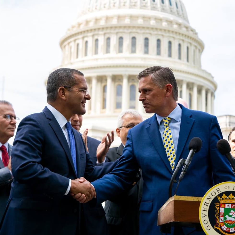 El senador demócrata Martin Heinrich (Nuevo México), aquí saludando al entonces gobernador Pedro Pierluisi, en 2024, ha presentado tres proyectos de plebiscito en los últimos 12 años.