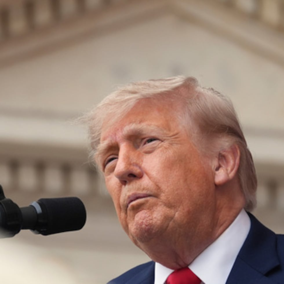 El presidente Donald Trump habla durante la 158ª Observación Nacional del Día de los Caídos, coincidiendo con el 250 aniversario de la nación, en el Anfiteatro Memorial del Cementerio Nacional de Arlington, el lunes 25 de mayo de 2026, en Arlington, Virginia (AP Photo/Alex Brandon).