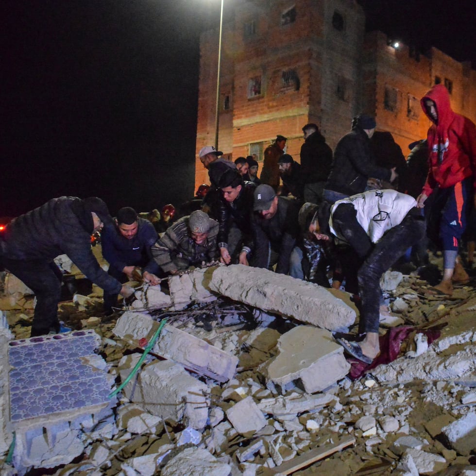 Personal de rescate y vecinos buscan sobrevivientes entre los escombros de dos edificios que colapsaron en Fez.