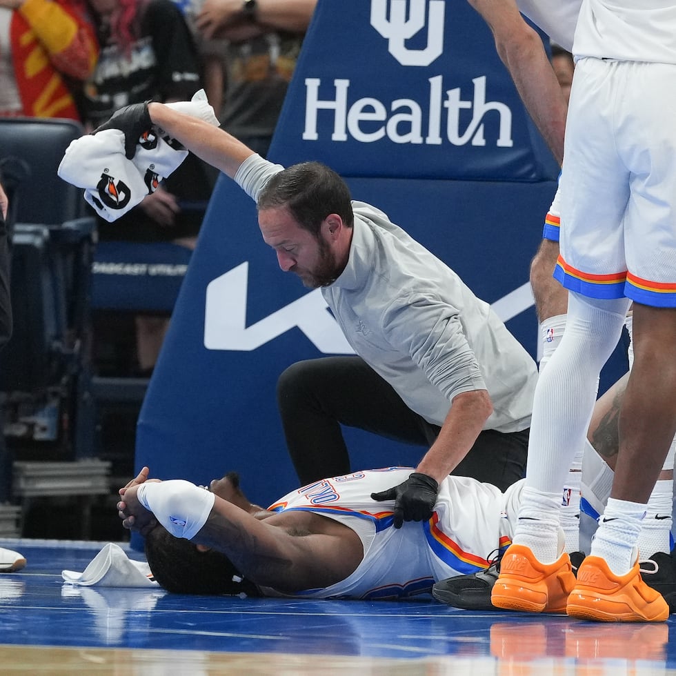 Jalen Williams, del Thunder de Oklahoma City, es atendido por personal médico después de sufrir una lesión grave durante la segunda mitad del juego de baloncesto de la NBA contra los Clippers de Los Ángeles, el domingo 25 de octubre de 2026, en Oklahoma City. (AP Foto/Kyle Phillips)